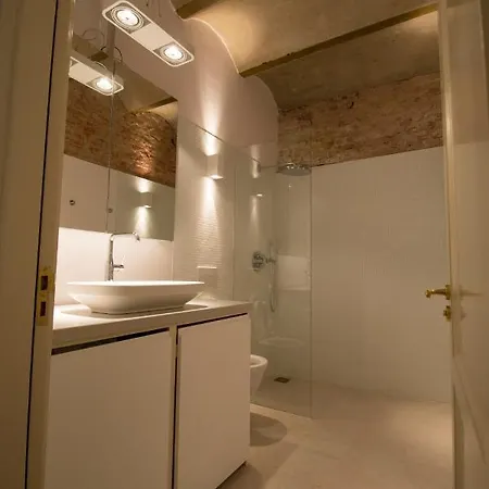 Апартаменты City Centre - Historic Charm Meets Modern Comfort Амстердам