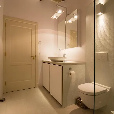 Апартаменты City Centre - Historic Charm Meets Modern Comfort